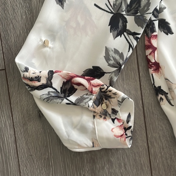 Dynamite floral blouse. - Picture 3 of 5